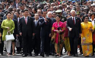 Presiden Joko Widodo bersama beberapa pemimpin Asia dan Afrika melakukan napak tilas di ruas-ruas jalan kota Bandung yang menjadi tuan rumah Konferensi Asia Afrika 60 tahun lalu. Terlihat dalam kesempatan itu Presiden China Xi Jinping dan PM Malaysia Najib Razak yang didampingi istri masing-masing.