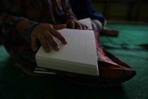 Para Tunanetra Belajar Membaca Al Quran Di Pesantren Ini