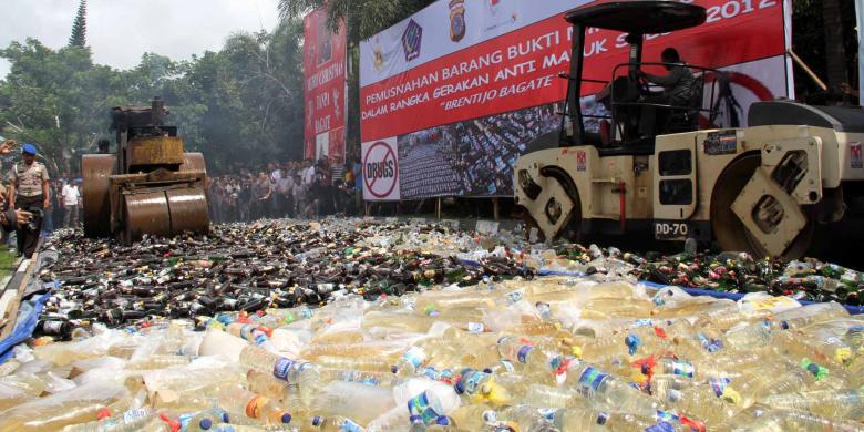 Puluhan ribu botol minuman keras dimusnahkan sebagai bagian dari Program Anti Mabuk, 