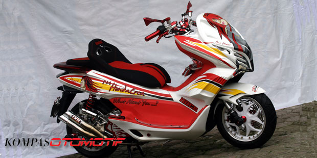 Pesona Agnes Monica di Honda PCX 150
