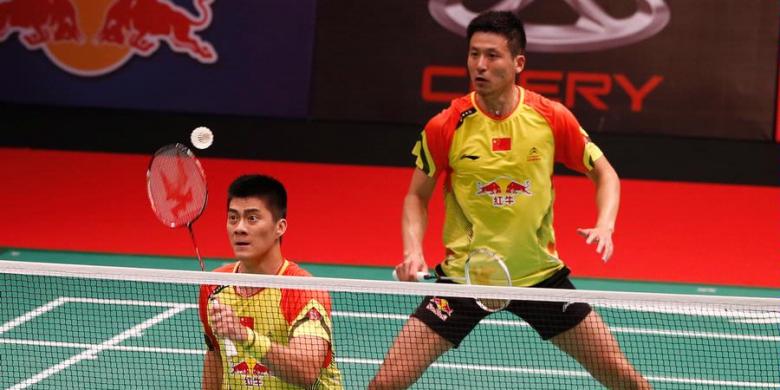 Pebulutangkis China, Cai Yun dan Fu Haifeng (depan), memukul bola saat melawan pasangan Indonesia, Hendra Setiawan/Angga Pratama, pada laga terakhir penyisihan Grup A Piala Sudirman, Selasa (21/5/2013).