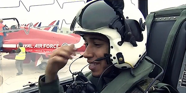 Aksi Hamilton bersama Jet "Red Arrows"[Video]