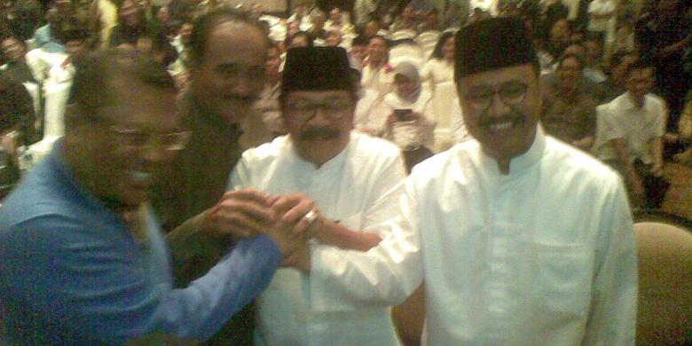 Soekarwo-Saifullah Yusuf bersalaman dengan Eggi Sudjana-M Sihat.