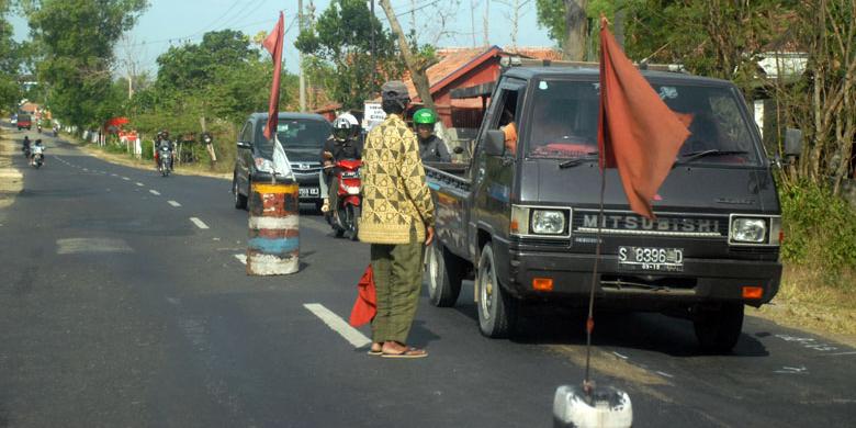 Penarikan amal di sepanjang jalan Kabupaten Sampang sampai Bangkalan marak dilakukan warga dengan memberi batas di tengah jalan menggunakan drum atau batu cor. 