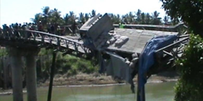 Rusak Jembatan Truk Semen Nyaris Dibakar Warga Kompas com