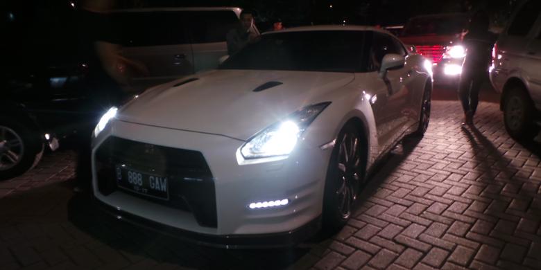 860+ Gambar Mobil Mewah Parkir HD