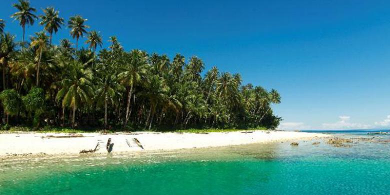 Pulau Rurbas kecil di gugusan Pulau Padaido, Biak Timur, Kabupaten Biak Numfor, Papua, Kamis (5/7/2012). Gugusan pulau Padaido merupakan salah satu tujuan wisata bahari yang ada di Kabupaten Biak Numfor. Di gugusan kepulauan ini terdapat puluhan titik selam dengan keindahan terumbu karang dan ratusan spesies ikan.