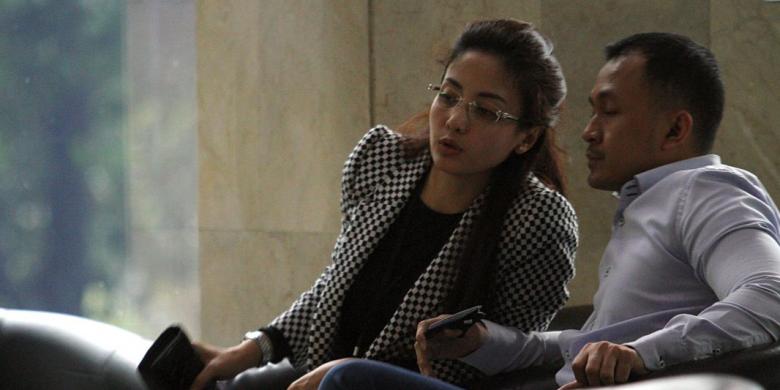 Artis Aima Mawaddah Warrahmah (kiri) diperiksa Komisi Pemberantasan Korupsi di Jakarta, Jumat (4/4/2014). Aida diperiksa terkait dugaan tindak pidana pencucian uang yang 