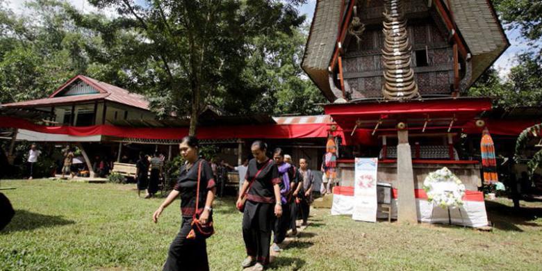  Tenun  Toraja Kain Tanda Cinta Kasih di Rambu Solo 