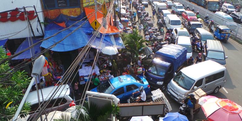 Pintu masuk Pasar Jatinegara di Jalan Matraman Raya sebabkan kemacetan lalu lintas di kawasan tersebut. Selain itu, parkir sepanjang bahu jalan turut menyebabkan kemacetan. Sabtu (31/5/2014).