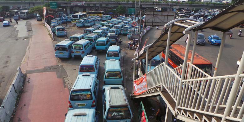 Ahok Belum Tanda Tangani SK Gubernur Penurunan Tarif Angkot