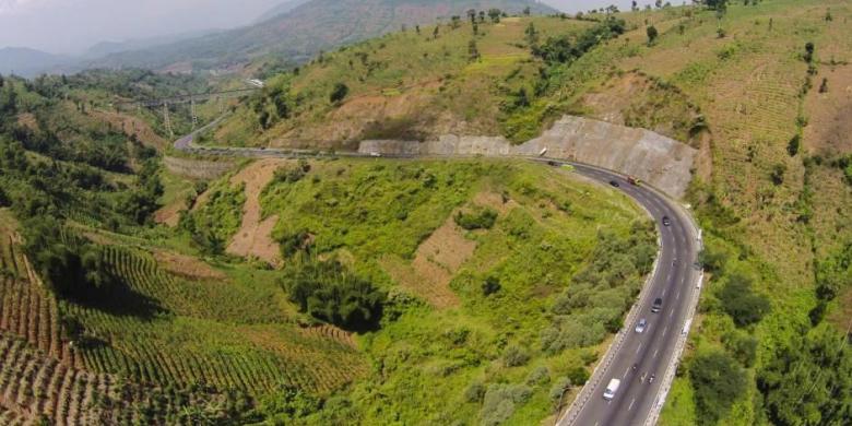 Pemandangan di Nagrek, Bandung, Jawa Barat, Rabu (25/6/2014). Jalan di sini digunakan sebagai jalur selatan untuk mudik atau balik Lebaran dari Jawa Barat menuju kota-kota di Jawa Tengah.