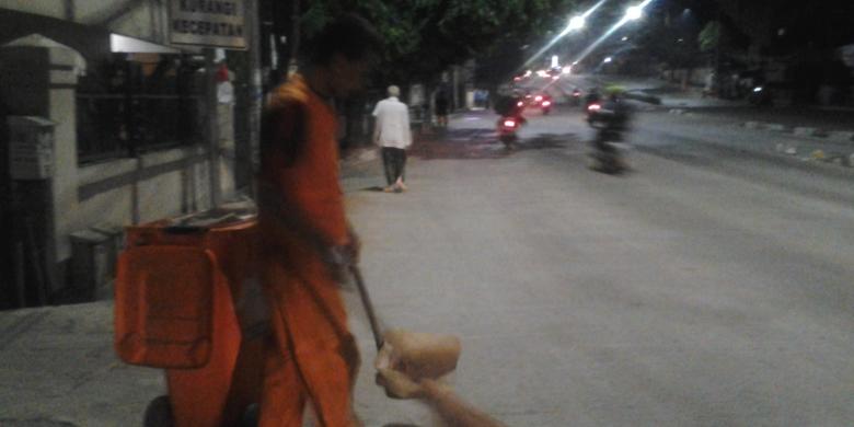 Penyapu Jalan di Kawasan Pancoran Mengaku Ditarik Pungli oleh Petugas