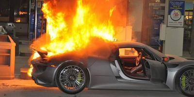 Porsche 918 Spyder Terbakar di SPBU