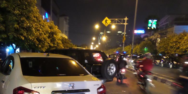 Parkir Liar Di Taman Menteng Macetkan Jalan Cokroaminoto