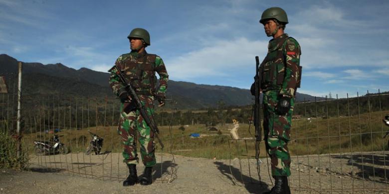 Paskhas dari TNI Angkatan Udara sedang bertugas di Bandara Ilaga, Papua.