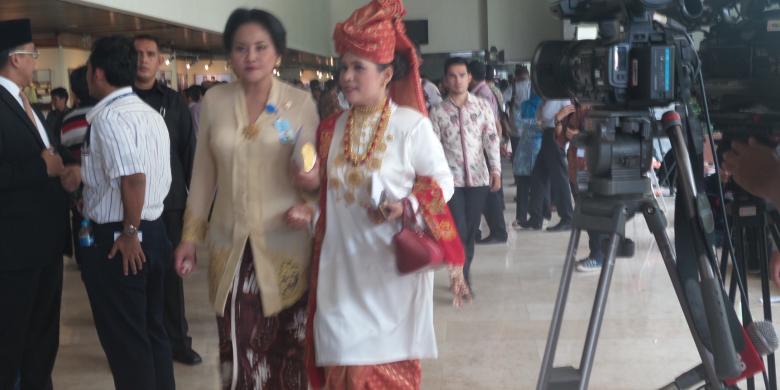 Pada Pelantikan Jokowi - JK, Anggota Dewan Kompak Kenakan Busana Tradisional