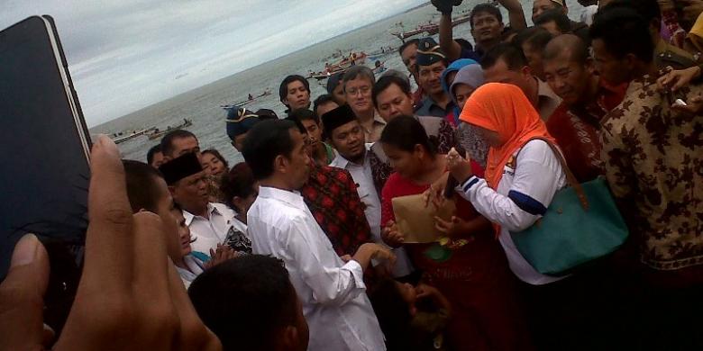 Di Bengkulu, Jokowi Bagi-bagi Duit ke Penjual Ikan dan 
