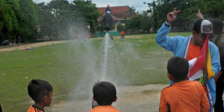 Lomba Roket Air, Magelang Dorong Anak-anak Ciptakan Mainan 