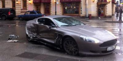 Kiper Muda Rusia Beli Aston Martin dan Langsung Kecelakaan