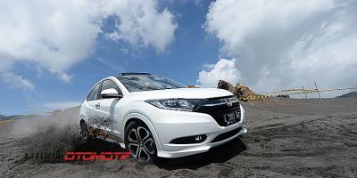 Honda HR-V Sabet Car of The Year Otomotif Award 2015