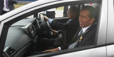 Jokowi Diajak Ngebut Pakai Mobil Murah Proton