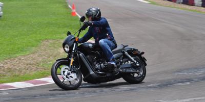 Meliuk Lincah dengan Harley-Davidson Street 500