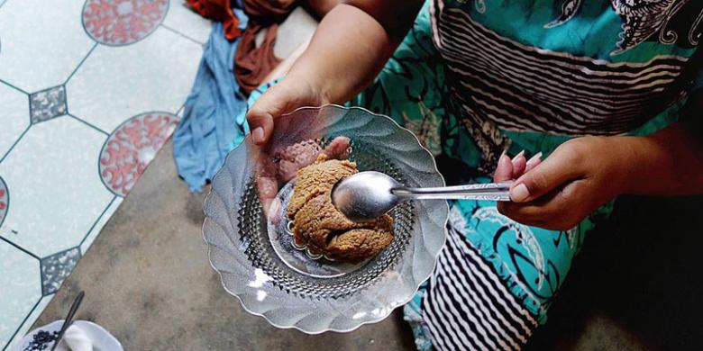 Warga menyajikan gulo puan bersama penganan kecil di pusat pembuatan gulo puan di Desa Pulo Layang, Pampangan, Kabupaten Ogan Komering Ilir, Sumatera Selatan, Jumat (13/2/2015). Makanan olahan tradisional Sumatera Selatan berbahan susu kerbau rawa dan gula yang kini langka ini juga biasa disajikan bersama teh atau kopi.