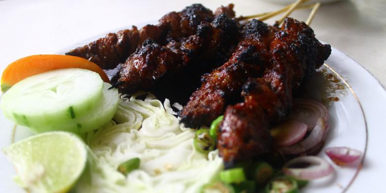 Bagi penyuka manis, sate khas Warung Tengkleng Gajah menjadi rekomendasi utama.