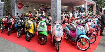 Sepeda Motor Modifikasi Honda ”Tumpah” di Bandung