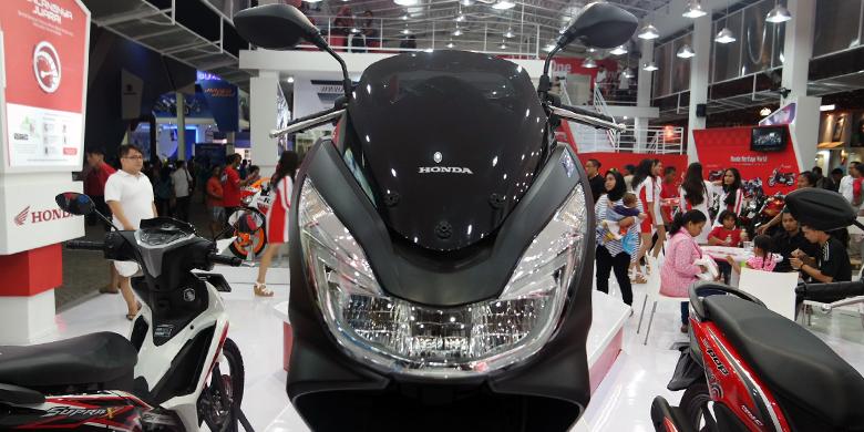  Honda  PCX  Tampil Misterius  di Jakarta Fair Kompas com