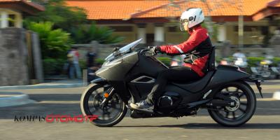 Begini Rasanya Tunggangi Moge Futuristik Honda