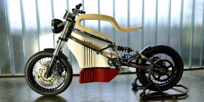 Sepeda Motor Listrik Nyentrik dengan Jok Kayu
