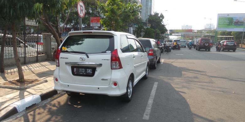 Download Gambar  Mobil Parkir  Di Jalan RIchi Mobil