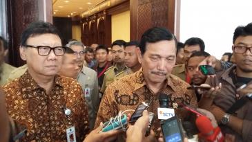 Menteri Dalam Negeri Tjahjo Kumolo dan Menteri Koordinator Bidang Politik Hukum dan Keamanan Luhut Binsar Panjaitan seusai membuka rapat koordinasi di Hotel Bidakara, Jakarta Selatan, Rabu (16/9/2015).