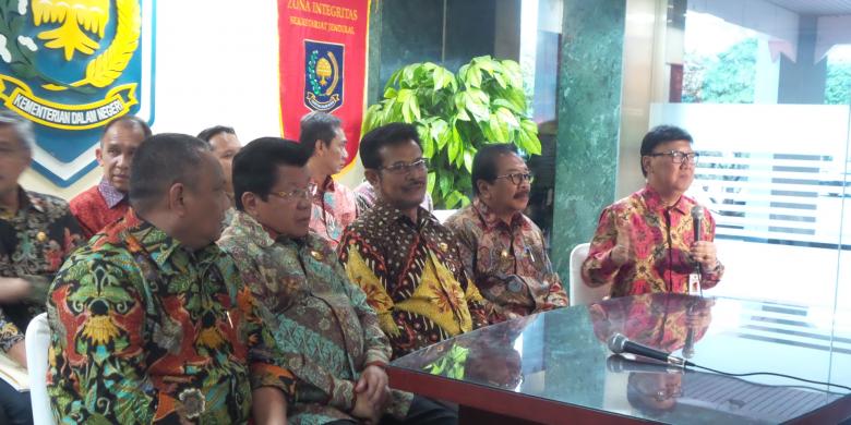 Menteri Dalam Negeri Tjahjo Kumolo bersama dengan para pengurus Asosiasi Pemerintah Pusat Seluruh Indonesia (APPSI)