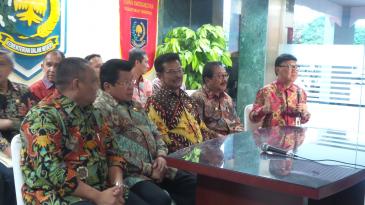 Menteri Dalam Negeri Tjahjo Kumolo bersama dengan para pengurus Asosiasi Pemerintah Pusat Seluruh Indonesia (APPSI)