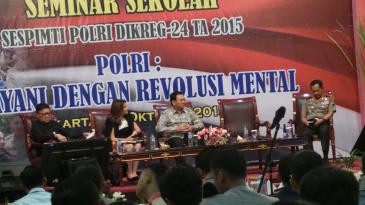 (dari kiri ke kanan) Menteri Dalam Negeri Tjahjo Kumolo, pembawa acara, Gubernur DKI Jakarta Basuki Tjahaja Purnama, Kapolda Metro Jaya Irjen Pol Tito Karnavian, di Auditorium PTIK, Selasa (27/10/2015).