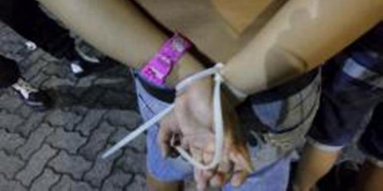 Tribun Jateng Muh Radlis A Remaja Yang Ditangkap Polisi Tampak Mengenakan Jam Tangan Berwarna Pink Bertokoh Kartuno Kitty Minggu Tribun Jateng Muh Radlis A Remaja Yang Ditangkap Polisi Tampak Mengenakan Jam Tangan Berwarna Pink Bertokoh Kartuno Kitty Minggu