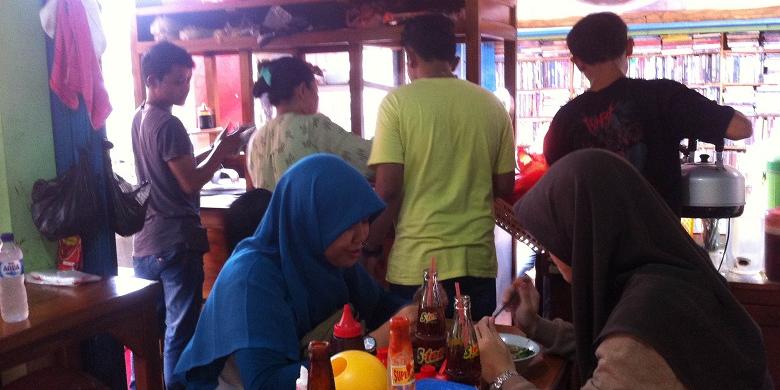 Mencicipi Bakso Rudal Di Pinggir Rel Stasiun Ui Halaman All