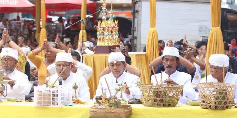 Umat Hindu Bandar Lampung Sembahyang Tawur Agung di 