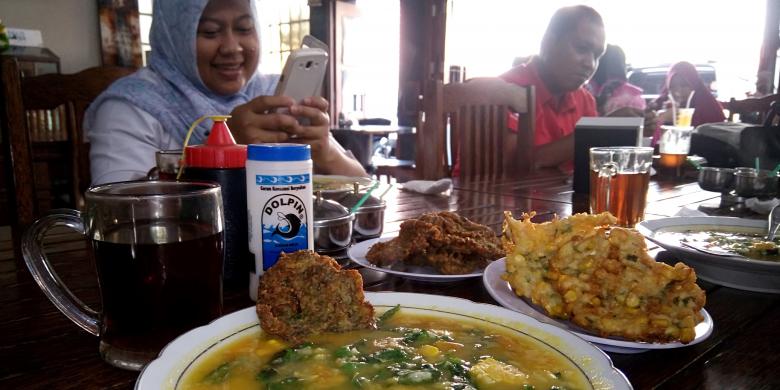 Tinutuan, bubur manado dengan sayur dan berwarna kuning ini menjadi menu sarapan favorit di Manado, Sulawesi Utara, Selasa (15/3/2016). Menu ini dapat ditemukan di Dego-Dego Manado Cafe di Jalan Wakeke, Manado.