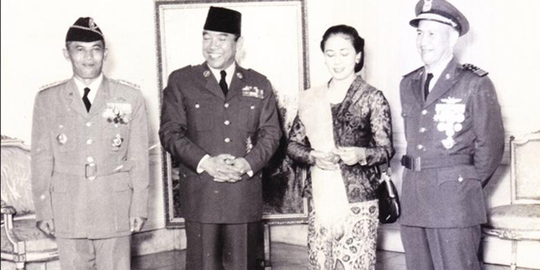 U odamlarning oldida soradi U odamlarning oldida soradi