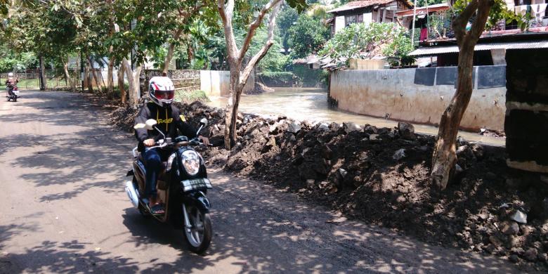 Banjir di Kemang Timur karena Tanggul Kali Mampang Jebol