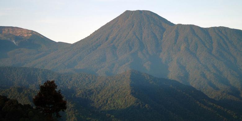 Gunung Kencana, Si "Kecil" yang Menantang