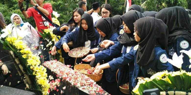 Civitas Universitas Trisakti melakukan napak tilas di tugu 12 Mei 1998 dalam rangka memperingati 18 tahun Tragedi Trisakti, Kamis (12/5/2016).