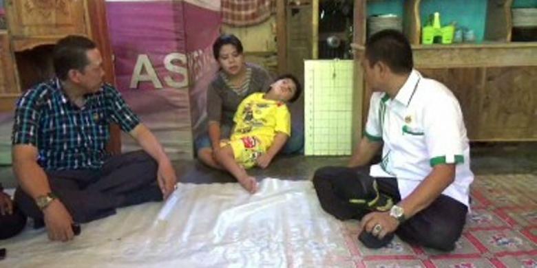 Wakil Ketua DPRD Polman Tengok Bocah Penderita Radang Selaput Otak