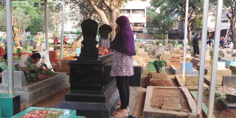 Peziarah Ramai Sambangi Makam Uje - Kompas.com