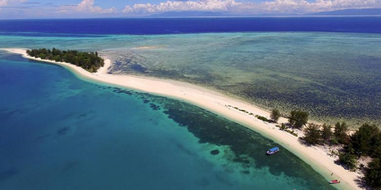 Pulau Dodola di Morotai, Maluku Utara, Sabtu (16/7/2016). Saat air laut surut, Pulau Dodola tersambung dan bisa dilalui manusia.