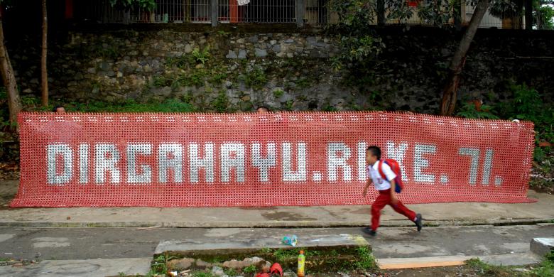 Spanduk Dirgahayu RI dari Anyaman Bekas Bungkus Kopi untuk Presiden RI